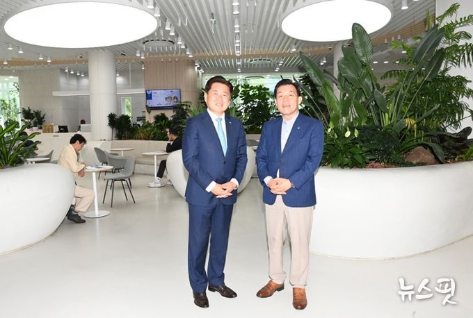 이재준 수원시장(오른쪽)과 오영훈 제주도지사가 새빛민원실에서 기념촬영을 하고 있다.