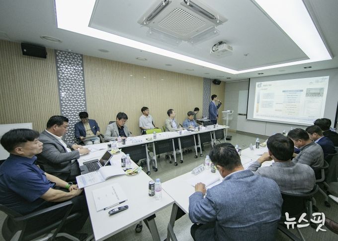 화성시의회 도시건설위원들이 ‘2025년 화성시 공동주택 리모델링 기본계획 수립 용역’수행사로부터 중간보고 결과를 청취하고 있다.