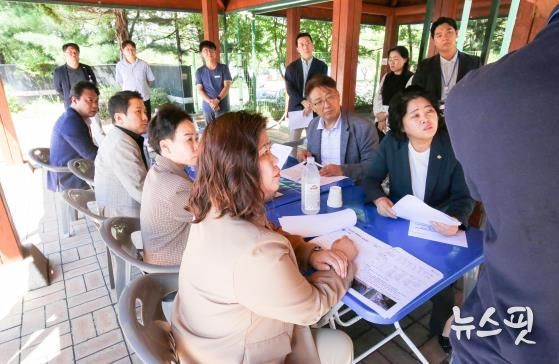 안산시의회 도시환경위원회가 지난 8월 30일 백운공원 썰매장을 방문해 무빙워크 교체공사와 관련한 현장활동을 실시하고 있다.