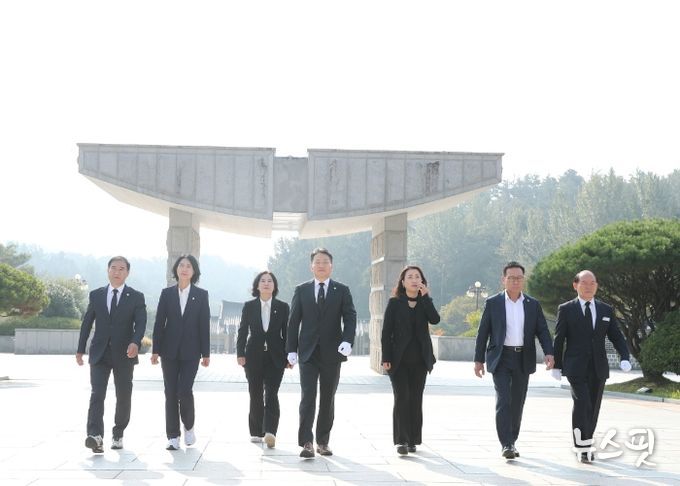 화성시의회 경제환경위원회 위원들이 국립5·18민주묘지 참배를 위해 입장하고 있다.