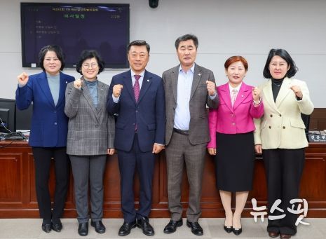 안산시의회가 22일 제294회 제2차 정례회 예산결산특별위원회 구성과 예산결산특별위원회 위원장 및 부위원장 선출을 마쳤다. 사진1는 예산결산특별위원회 위원들의 모습이고 사진2는 이날 예산결산특별위원회 위원장에 선출된 유재수 의원의 모습.