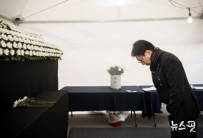 2024.12.31.(화) 남양주시의회 조성대 의장은 평내호평역에 마련된 분향소를 방문하여 분향했다.