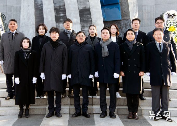 김포시의회, 현충탑 참배 후 시무식 진행... 2025년 힘찬 출발