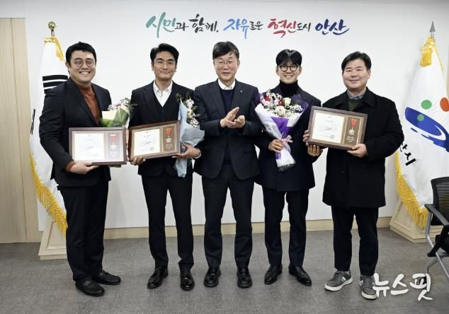 이민근 안산시장(사진 가운데)이 화재 현장을 초기 진압한 3명의 수거원에게 표창을 수여하고 기념촬영을 하고 있다.(안산시 제공)
