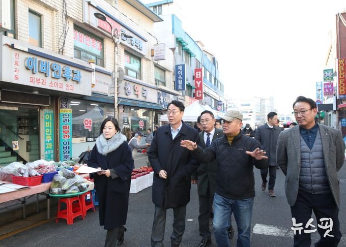 정명근 화성특례시장, 조암시장 방문 통해 상인들과 소통하며 애로사항 청취... “전통시장 발전 위해 노력할 것”