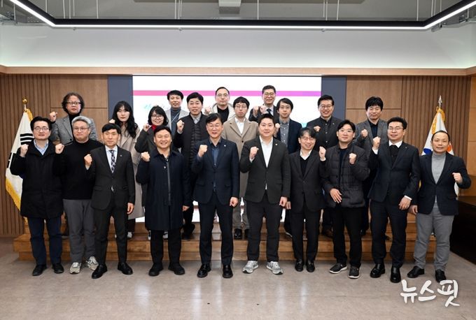 이민근 안산시장(맨 앞줄 왼쪽에서 다섯번 째)이 스마트도시계획 수립 용역 중간 보고회를 마치고 관계자들과 기념촬영을 하고 있다.