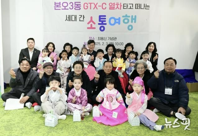 이민근 안산시장(사진 맨뒷줄 가운데)이 '희망을 나누는 첫인사, 동행' 본오3동 방문에서 참여자들과 기념촬영을 하고 있다.(안산시 제공)