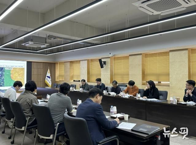 안산시 관계자와 감정평가사들이 '토지-주택 특성 협의회'를 진행하고 있다.(안산시 제공)