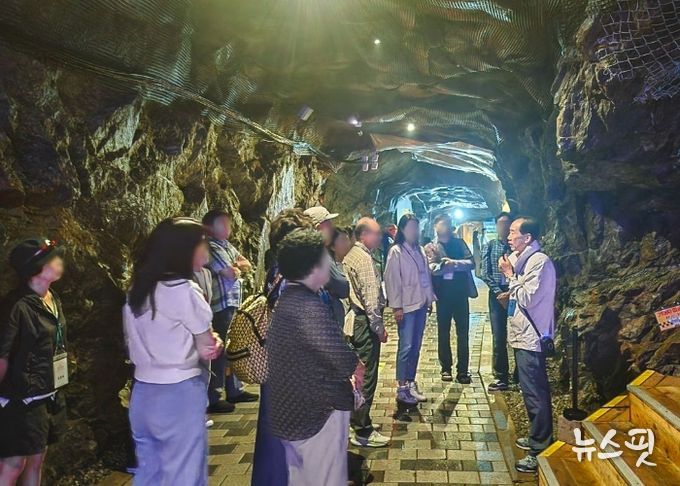 광명시 문화관광해설사가 광명동굴에서 관관객들에게 맞춤형 해설을 제공하고 있다.(광명시 제공)