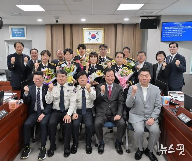 경기도의회 안전행정위원회, 분당 야탑동 화재 대응 소방관 표창 수여