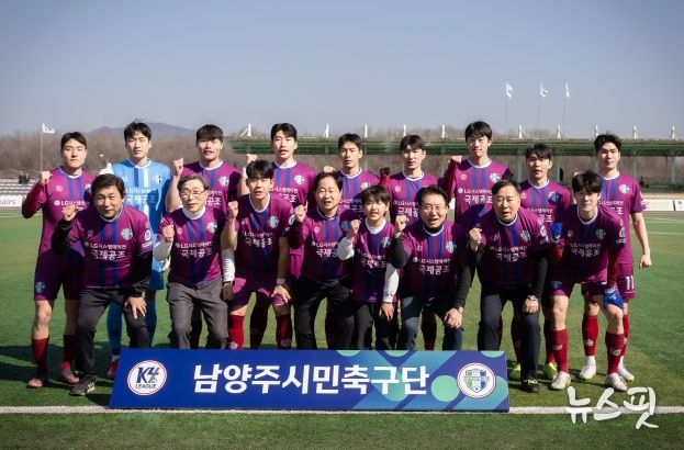 (앞줄 왼쪽에서 6번째) 조성대 의장