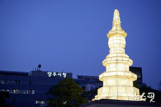 양주시청 앞 광장, 회암사지 사리탑 조명으로 은은한 불빛 물들다