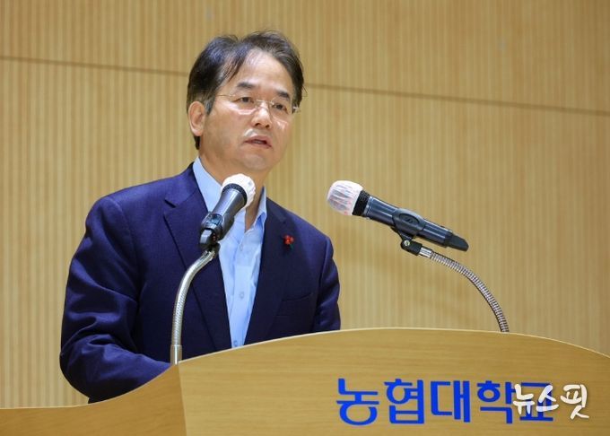 ‘2025년 고양시 신중년대학 상반기 개강식’에서 축사 중인 이동환 고양특례시장