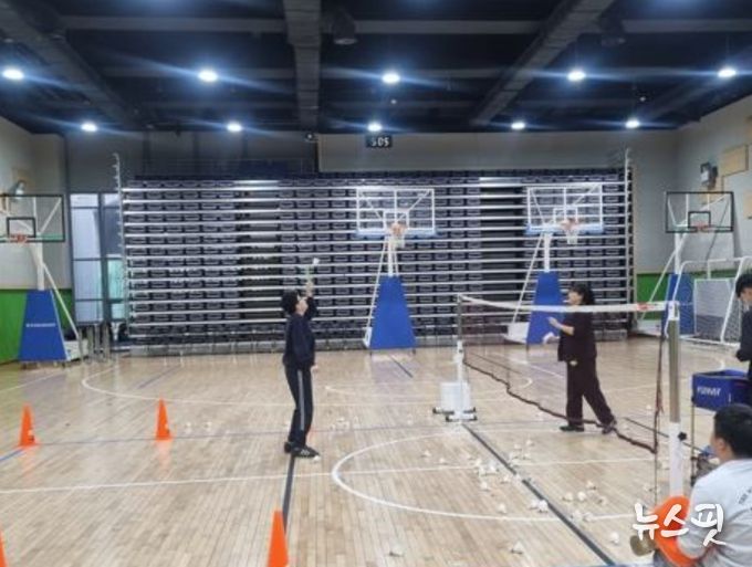 패드민턴을 치고 있는 센터 이용자들