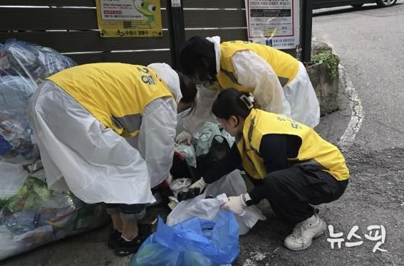 수원시 영통구 망포2동, 쓰레기 불법 투기 야간단속 및 분리배출 홍보 실시
