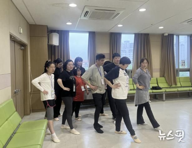 발달장애인들이 발레클래스에서 발레를 배우고 있다