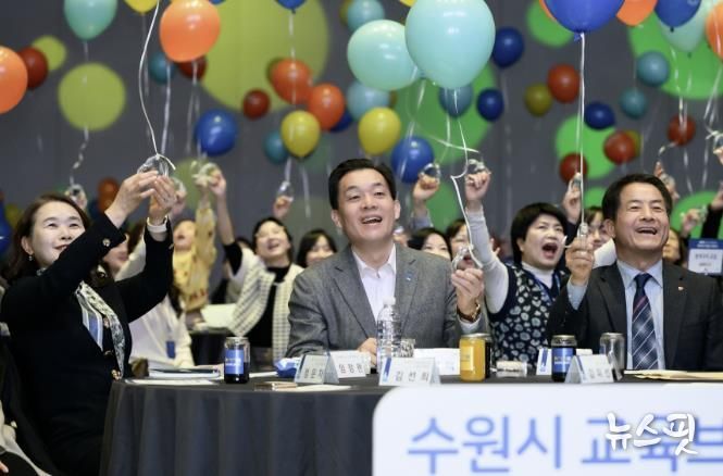 지난 3월 청개구리 스펙 학부모 지원단 위촉식에서 이재준 수원시장과 학부모들이 청소년의 성장을 응원하는 풍선을 들고 있다.
