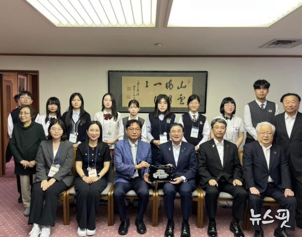 수원시 대표단이 후쿠이 사이교 시게루 시장에게 기념품을 전달하고 단체 사진을 촬영
