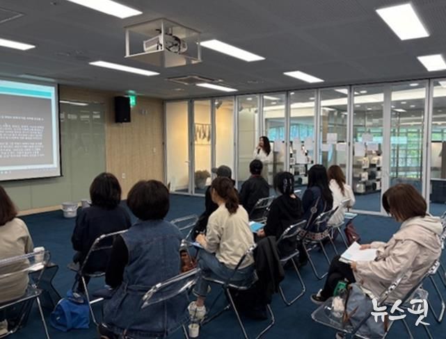 의정부미술도서관, 도슨트 대상 역량 강화 교육으로 수준 높은 전시 해설 제공