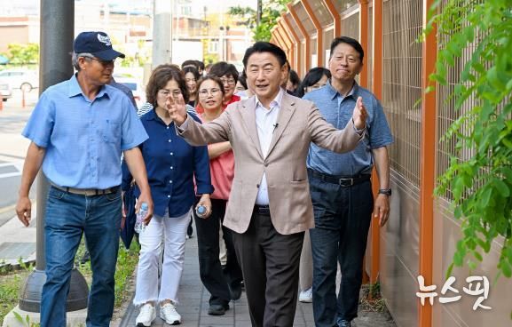 김동근 시장이 6월 9일 주민들과 CRC 통과도로 전구간(1km)을 걸으며 CRC의 과거와 미래를 나누는 시간을 가졌다.