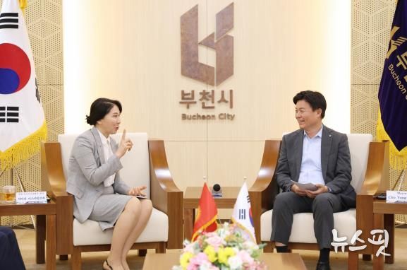 아이다 대사(왼쪽)와 조용익 부천시장이 담소를 나누고 있다.