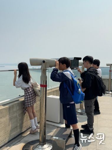 학생들이 전망대에서 북한을 바라보고 있는 모습