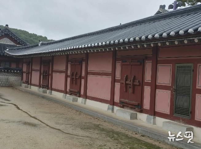 보수정비 공사가 완료된 ‘화성행궁 남군영’