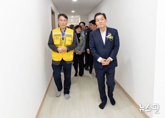 이재준 수원시장(오른쪽)이 리모델링한 노숙인일시보호시설(꿈터)을 둘러보고 있다.