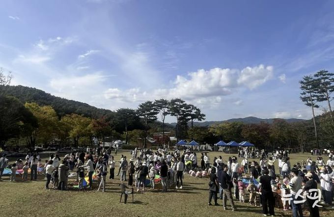 용인특례시는 유아숲 특별 프로그램인 '꼬마마법사의 단풍숲 놀이터' 행사를 개최했다