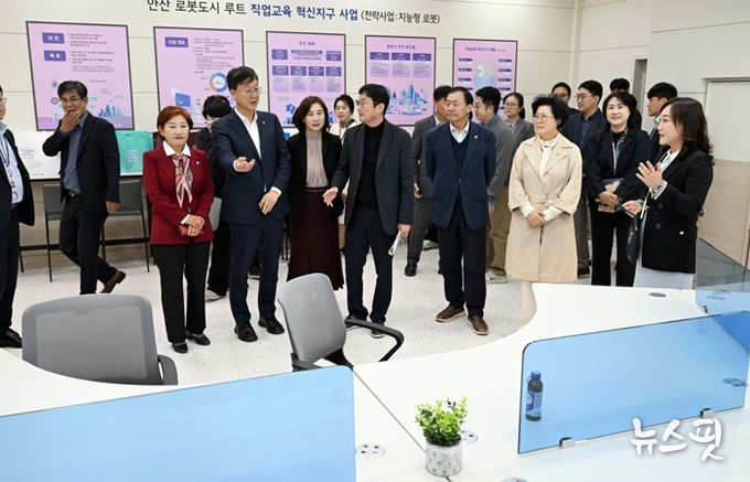 이민근 안산시장이 안산시청 제3별관 1층에 조성된 직업교육 혁신지구지원센터 내부를 둘러보고 있다.(안산시 제공)