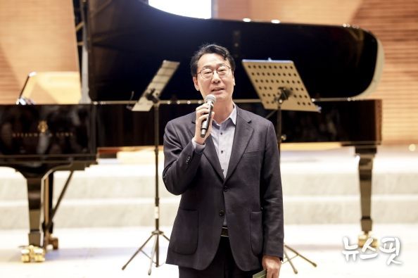 정명근 화성특례시장이 제11회 남양성모성지 평화음악회 개최 축사를 전하고 있다.(화성시 제공)