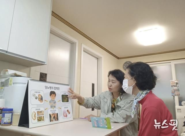 방문간호사가 개별 가정에 직접 방문하여 건강상담 및 개인별 보건교육을 하고 있다