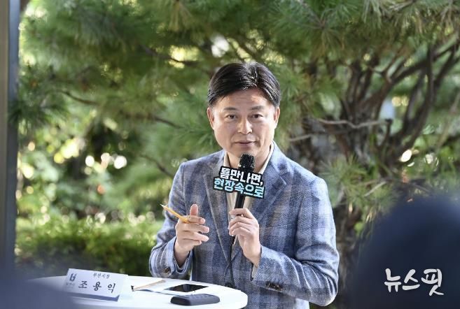 조용익 부천시장이 27일, 고라개공원에서 열린 ‘틈만나면, 현장속으로’ 에서 레미콘 공장 일대 환경오염 최소화를 위해 주민 및 업체 관계자와 의견을 나누고 있다.