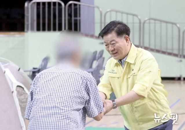 박승원 광명시장이 지난 7월 소하동 아파트 화재 사고 임시 대피소(광명시민체육관)를 찾아 이재민을 위로하고 있다.(광명시 제공)