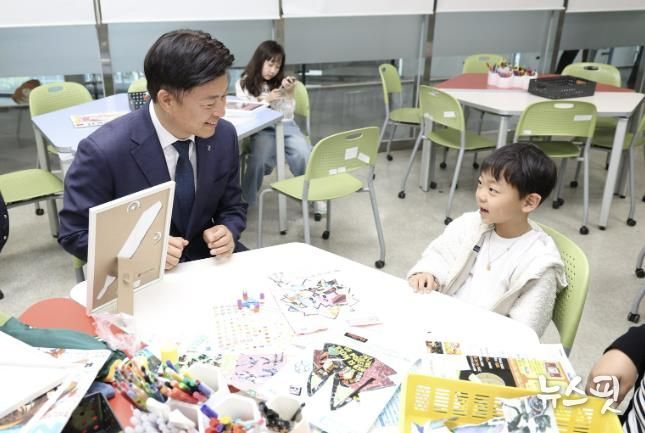 조용익 부천시장이 지난 5월 한국만화박물관 어린이날 행사에서 아이들과 함께 환하게 웃고 있다.