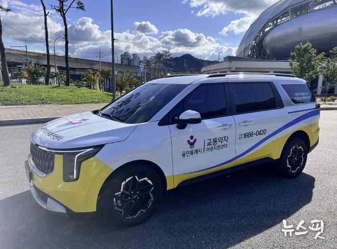 신형차량으로 교체한 교통약자 위한 '특별교통수단' 차량 측면 사진.(용인시 제공)