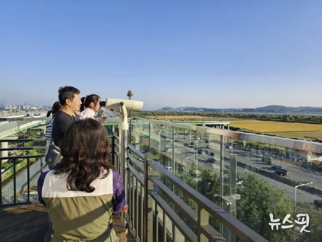 장항습지생태관 전망대에서 장항습지와 철새를 관찰하는 가족