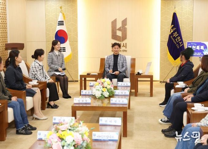 조용익 부천시장이 한 참여자의 질문에 답변하고 있다.