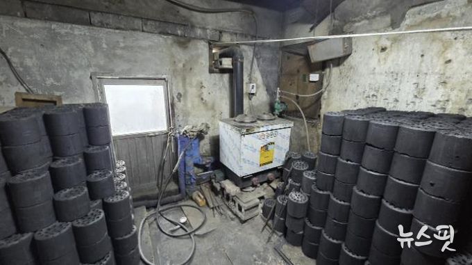 시흥재가노인통합지원센터, 금이동 저소득 어르신 가정에 연탄 300장 전달