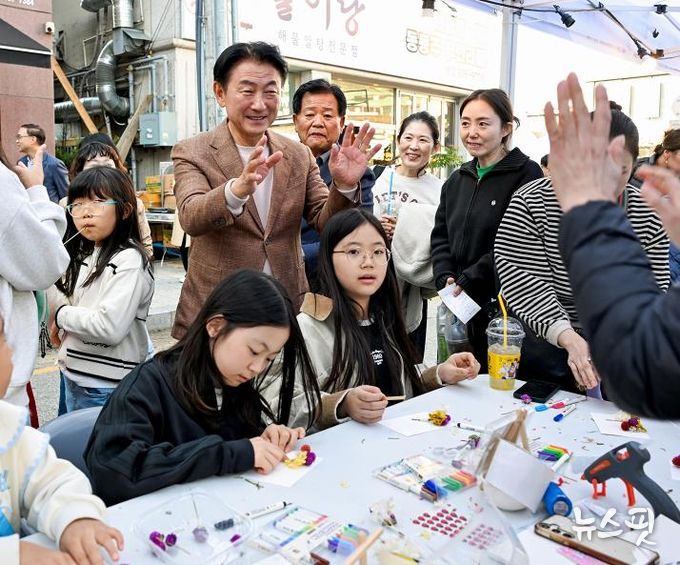 김동근 시장이 11월 1일 ‘2025 회룡골목페스타’에서 시민들과 소통하고 있다.