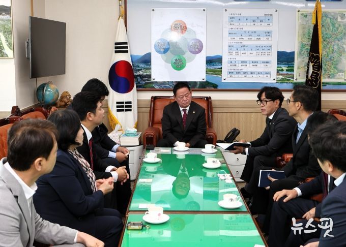 가평군의회, 국민연금공단 춘천지사와 가평상담센터 폐지 관련 면담 가져