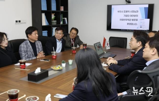 조용익 부천시장(윗줄 왼쪽 두번째)가 하얼빈 코트라무역관을 방문해 관내 기업 판로 개척에 대해 논의하고 있다.