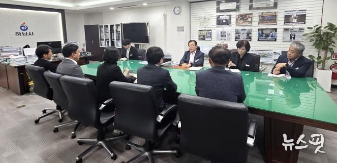 하남시의회 의장단과 상임위원장단은 11월 5일 이현재 하남시장실을 방문해 문화 예산 삭감 발언에 대한 유감의 뜻을 표명하고, 내년 예산 심사를 앞두고 하남발전을 위한 협치 의지를 재확인했다. (사진_하남시의회 제공)