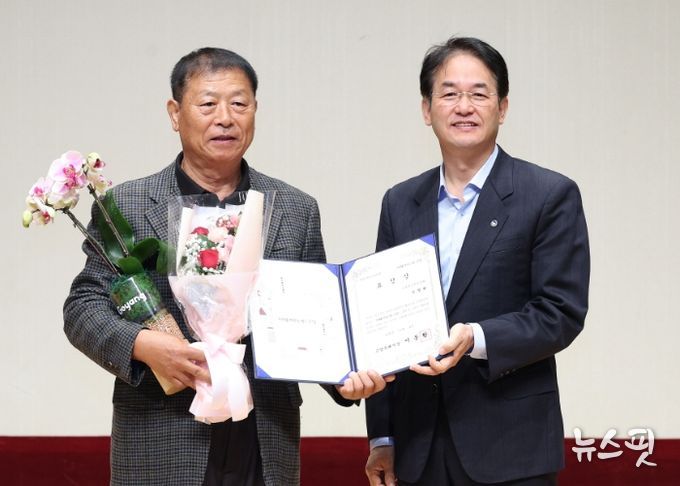 고양시 문화예술진흥 유공자 표창 기념촬영_이동환 고양시장(오른쪽), 고양들소리보존회 안명회님(왼쪽)