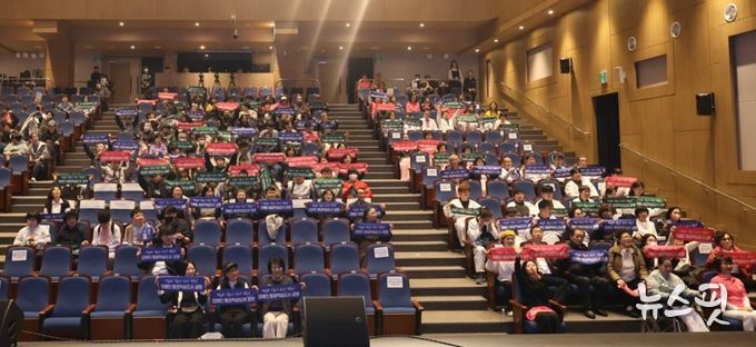 지난 7일 광명평생학습원과 광명극장 일대에서 열린 ‘2025년 광명시 장애인 평생학습 성과공유회’ 참석자들이 기념사진을 촬영하고 있다.