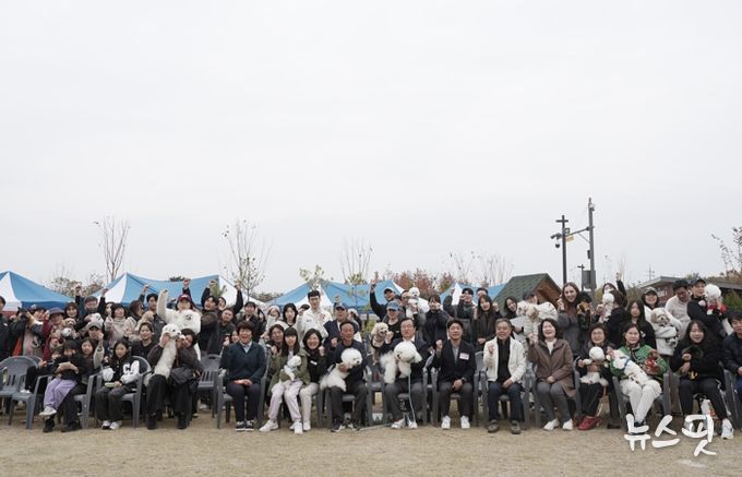 8일 미사아일랜드 펫존에서 열린 ‘2025 하남시 반려동물 문화축제’에서 반려인과 반려견들이 기념촬영을 하고 있다.