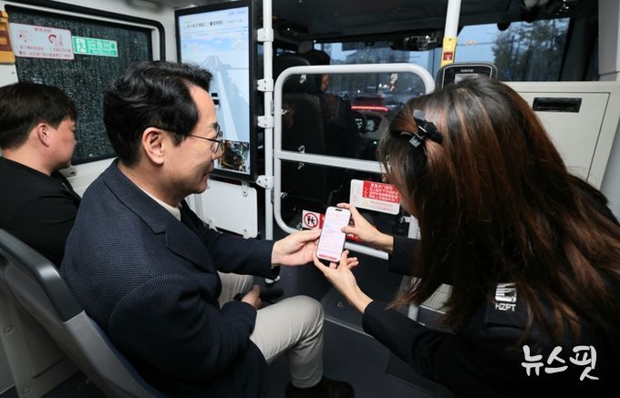 정명근 화성특례시장이 항저우시 공공교통 유한회사를 방문해 자율주행 시스템을 체험하고 있다.(화성시 제공)