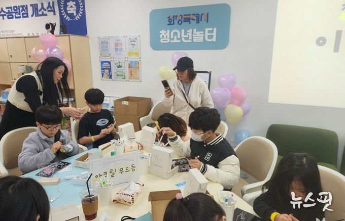 화성특례시 청소년놀터 동탄호수공원점에서 학생들이 아크릴 무드등 만들기를 체험하고 있다.(화성시 제공)