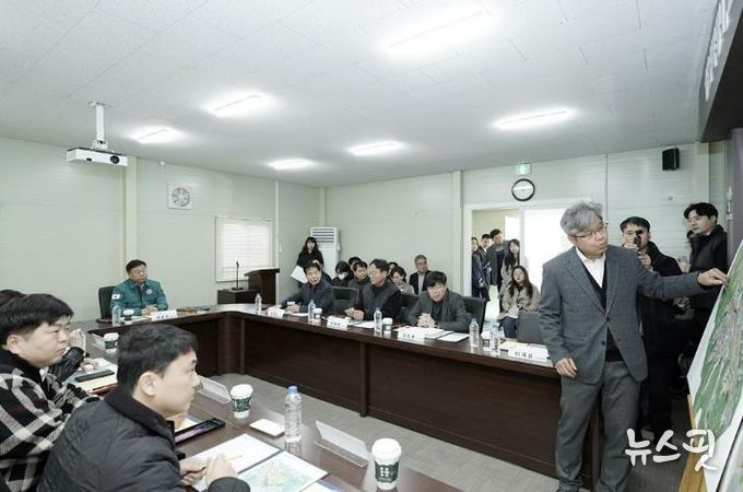 신상진 성남시장이 10일 복정1지구 조성사업 현장을 방문해 복정1지구 조성공사 전반에 대한 현황을 브리핑받고 있다