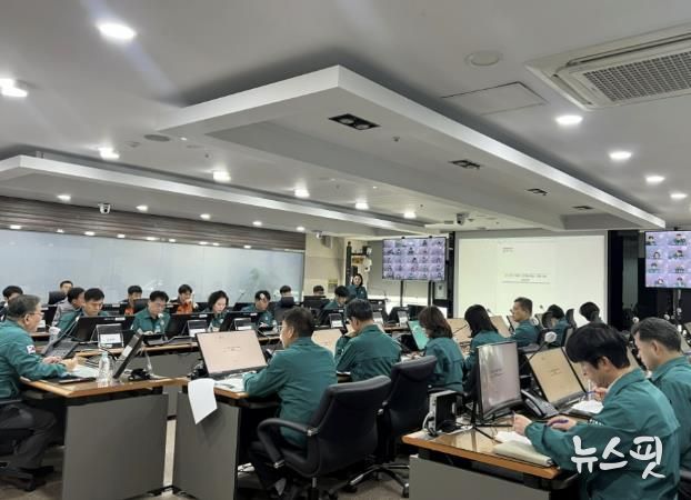 용인특례시는 11일 시청 재난상황실에서 겨울철 재해에 대비한 종합대책 회의를 개최했다